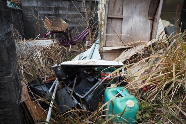 「ゴミ屋敷に住む人の特徴とは？大量のゴミを捨てようとしない人の心理を解説」写真