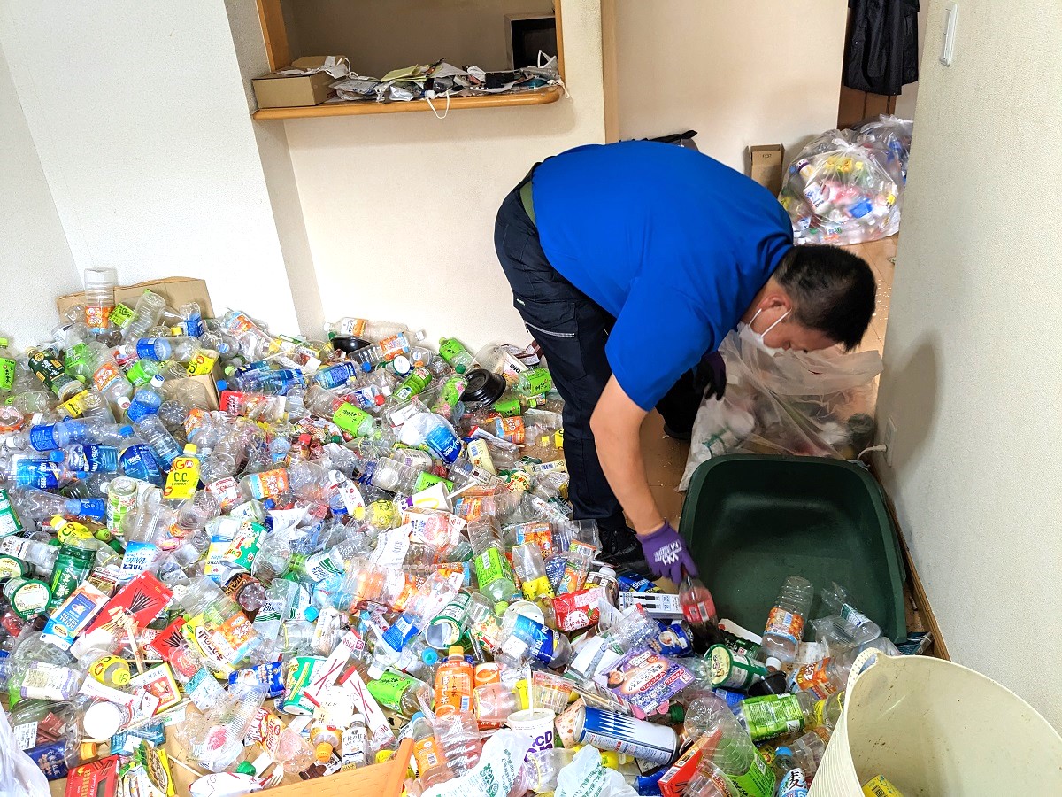 「部屋に溜め込んだペットボトルやゴミを片付けました」作業写真