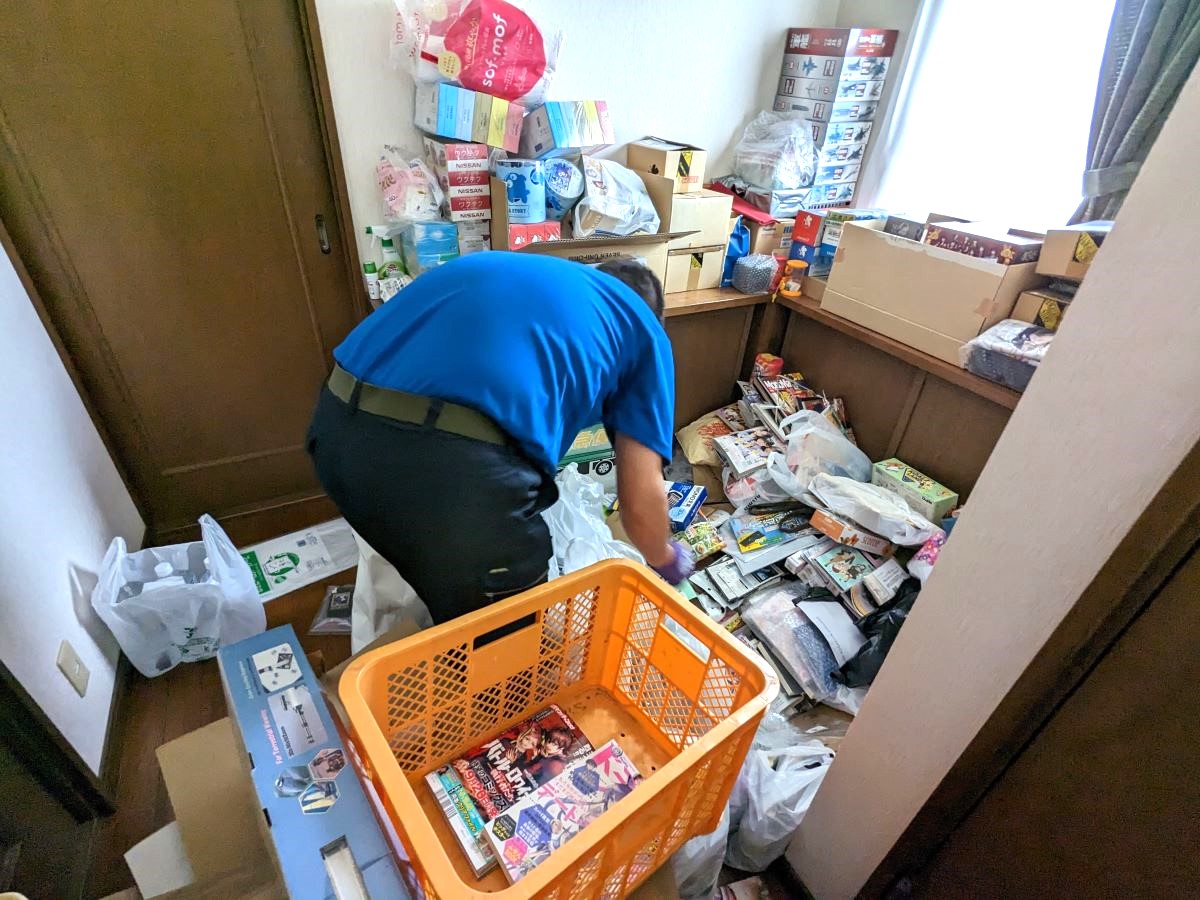 「地震で家具や日用品が散乱してしまったご自宅を片付けました」作業写真