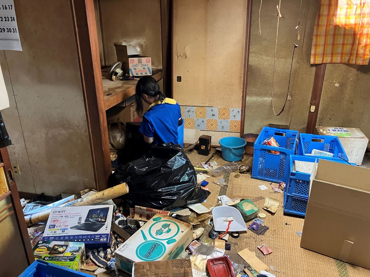 「マンションでの不用品片付けと清掃をご依頼いただきました」作業写真